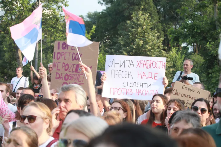 Jesu ovo braća Dalton? I na &scaron;estom masovnom prosvjedu u Beogradu građani vikali: 'Vučiću odlazi'