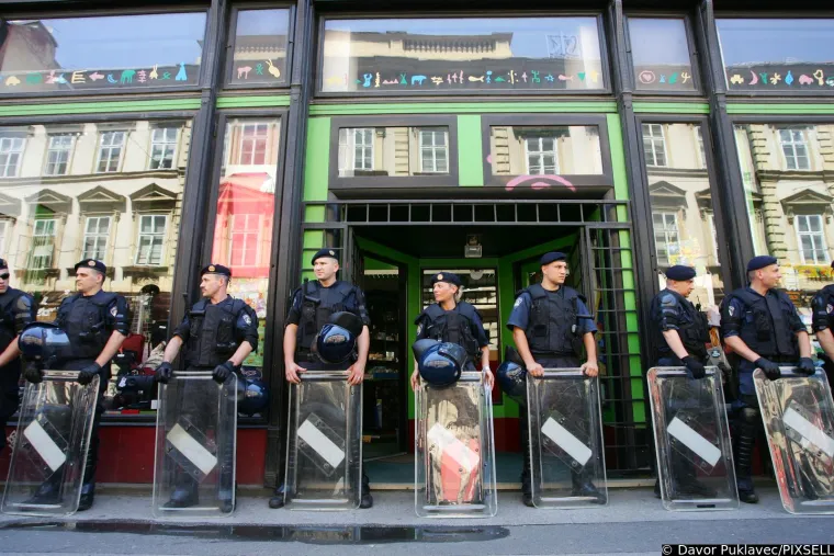 Povorka ponosa iz 2007. bila je najnasilnija u povijesti: Više od 30 pretučenih, spriječen napad Molotovljevim koktelima