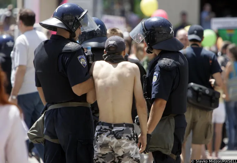 Povorka ponosa iz 2007. bila je najnasilnija u povijesti: Više od 30 pretučenih, spriječen napad Molotovljevim koktelima
