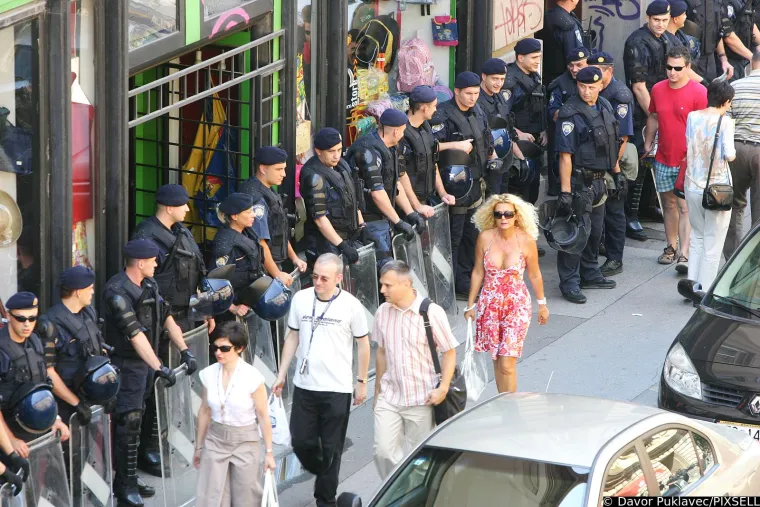 Povorka ponosa iz 2007. bila je najnasilnija u povijesti: Više od 30 pretučenih, spriječen napad Molotovljevim koktelima