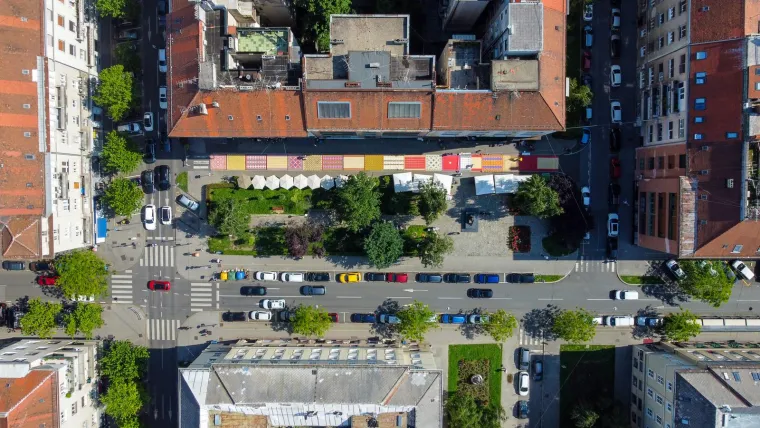 Šareno, ljetno, razigrano... Pogledajte kako iz zraka izgleda dnevni boravak u Maloj Martićevoj