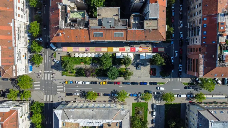 Šareno, ljetno, razigrano... Pogledajte kako iz zraka izgleda dnevni boravak u Maloj Martićevoj