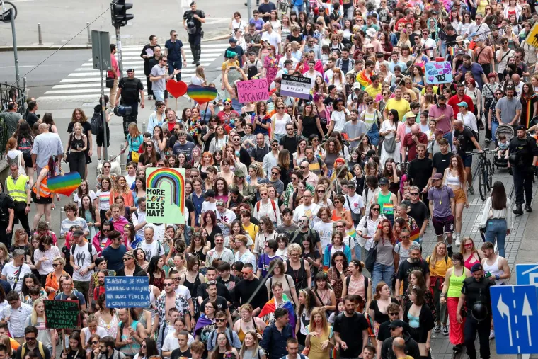 Tisuće ljudi u povorci ponosa: Ovogodišnji Pride ponovo okupio i poznata lica