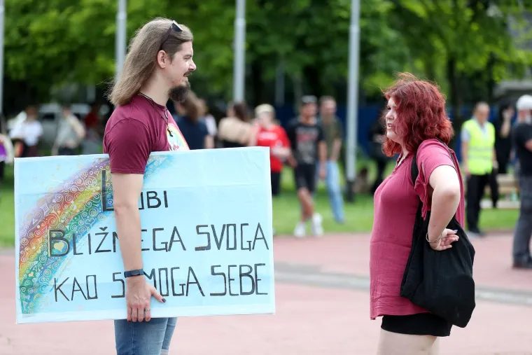 Tisuće ljudi u povorci ponosa: Ovogodišnji Pride ponovo okupio i poznata lica