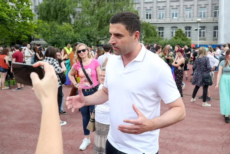 Tisuće ljudi u povorci ponosa: Ovogodi&scaron;nji Pride ponovo okupio i poznata lica