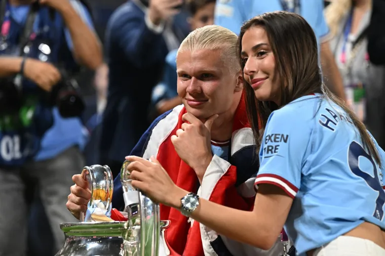 Haalandova djevojka utrčala u teren nakon podizanja trofeja, a svima je za oko zapeo jedan detalj