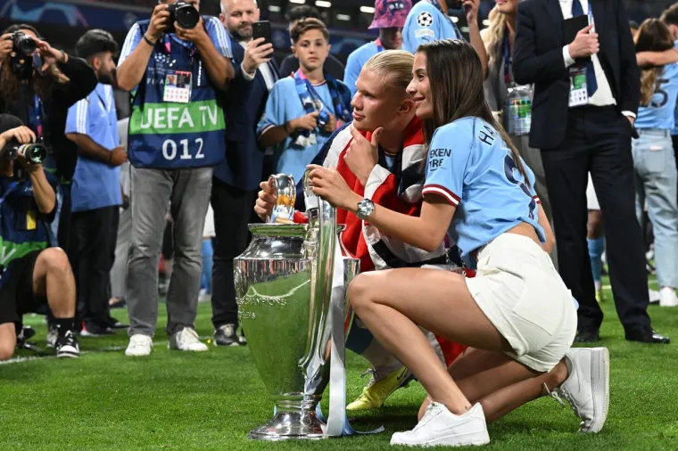 Haalandova djevojka utrčala u teren nakon podizanja trofeja, a svima je za oko zapeo jedan detalj