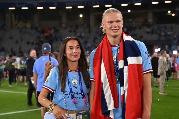 Haalandova djevojka utrčala u teren nakon podizanja trofeja, a svima je za oko zapeo jedan detalj
