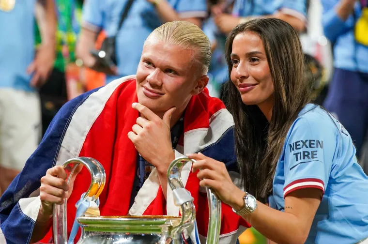 Haalandova djevojka utrčala u teren nakon podizanja trofeja, a svima je za oko zapeo jedan detalj