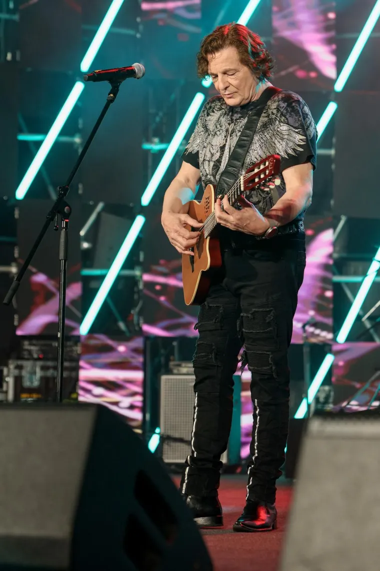 Ipak, s biv&scaron;om suprugom Sandrom i nije u najsjajnijm odnosima. Do prije nekolio godina  se s njom sporio na sudu: "'Do sada sam &scaron;utio zbog djeteta, sina Dominika. I&scaron;ao sam i na utvrđivanje očinstva i smatram da sam prevaren. Prijavila me je kao da sam je tukao, ali je sud tu njenu prijavu odbacio. Ona je napisala knjigu u kojoj me blati. Bio sam prestao plaćati alimentaciju, ali sam poslije sve izmirio. Želi me strpati u zatvor i zbog toga živim u stalnom strahu. Sa sinom nemam kontakt sedam godina. On sada ima 17 godina i vrijeme je da porazgovaramo kao odrasli ljudi", rekao je za Avaz Danijel Popović 2017. godine. 