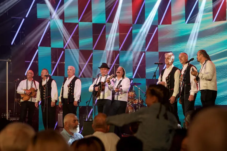 Slavonske lole i klapa More