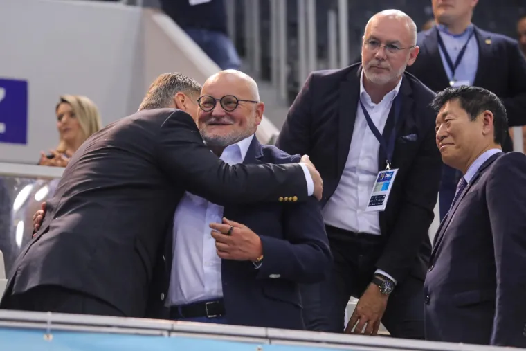Milanović u dobrom društvu prati gimnastiku. Pao i zagrljaj s bivšim premijerom koji je držao HDZ na vlasti