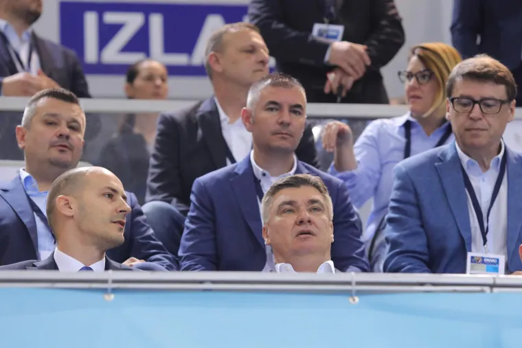 Milanović u dobrom društvu prati gimnastiku. Pao i zagrljaj s bivšim premijerom koji je držao HDZ na vlasti