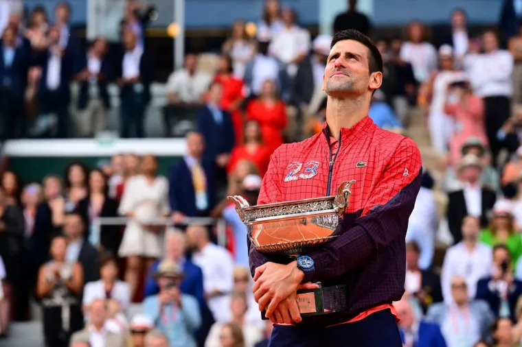 Odvojio se na vrhu pa zaplakao: Emotivne scene u Parizu nakon povijesne Đokovićeve pobjede