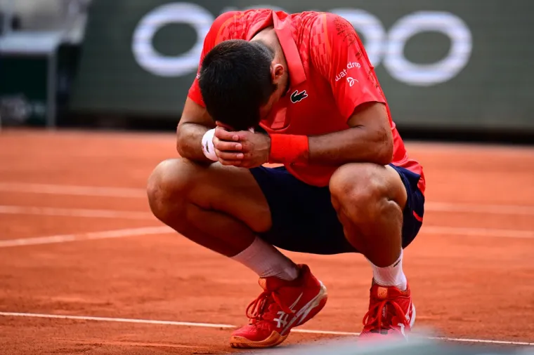 Odvojio se na vrhu pa zaplakao: Emotivne scene u Parizu nakon povijesne Đokovićeve pobjede