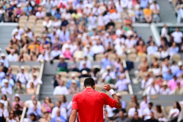 Odvojio se na vrhu pa zaplakao: Emotivne scene u Parizu nakon povijesne Đokovićeve pobjede