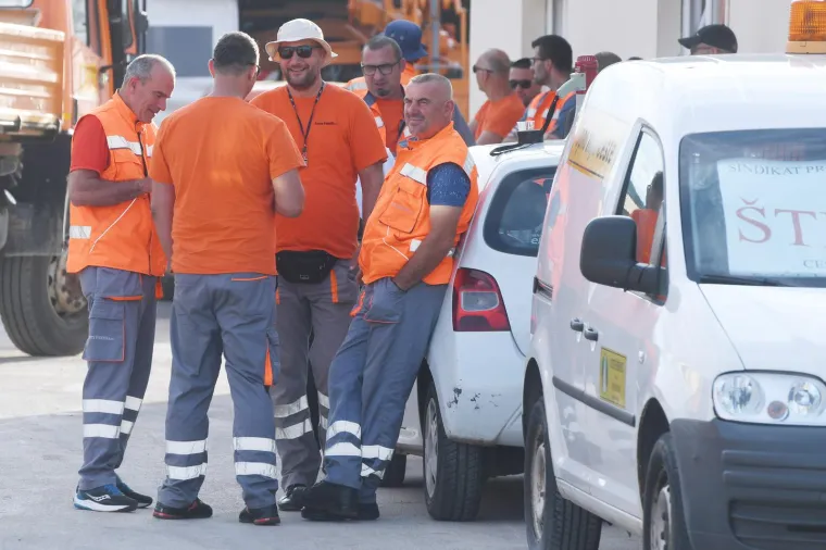 Radnici CESTE &Scaron;IBENIK &scaron;trajkaju. Istaknuli nekoliko transparenata i poručili: 'Reka san: Ne može'