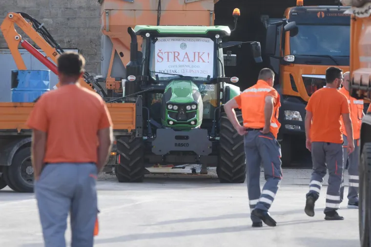 Radnici CESTE &Scaron;IBENIK &scaron;trajkaju. Istaknuli nekoliko transparenata i poručili: 'Reka san: Ne može'