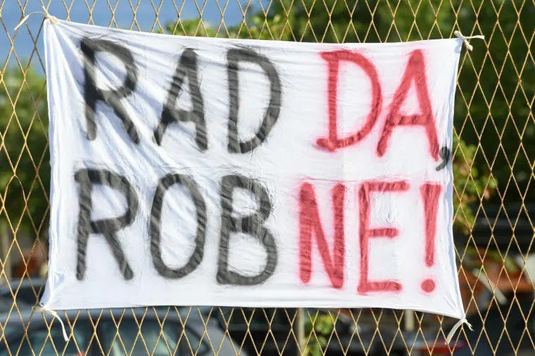 Radnici CESTE &Scaron;IBENIK &scaron;trajkaju. Istaknuli nekoliko transparenata i poručili: 'Reka san: Ne može'