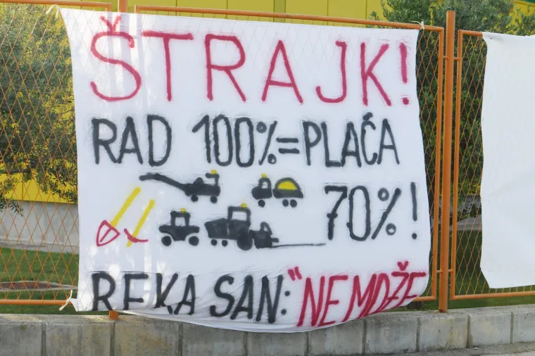 Radnici CESTE &Scaron;IBENIK &scaron;trajkaju. Istaknuli nekoliko transparenata i poručili: 'Reka san: Ne može'