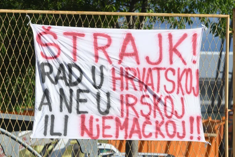 Radnici CESTE &Scaron;IBENIK &scaron;trajkaju. Istaknuli nekoliko transparenata i poručili: 'Reka san: Ne može'