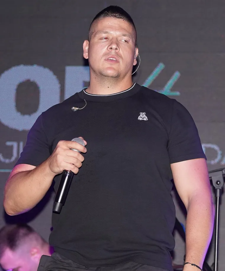 Pjevač Sloba Radanović postao je za kratko vrijeme jedan od najtraženijih na estradi, a kako puni klubove svakodnevno, njegov honorar je od 12.000 eura po nastupu. Sloba je objavio listu zakazanih nastupa za lipanj, dok još uvijek nije poznato koliko će ih imati u srpnju i kolovozu.