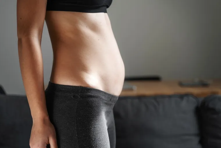 2. Stalna nadutost. Nadutost obično nije nešto ozbiljno i može biti uzrokovana gastrointestinalnim stanjem, kao što je sindrom iritabilnog crijeva (IBS). Ali ako se zadnjih nekoliko tjedana većinu dana osjećate napuhano, razgovarajte sa svojim liječnikom opće prakse, savjetuje dr. Oliver. Nešto poput raka jajnika moglo bi biti iza vašeg natečenog trbuha, pogotovo ako primijetite da vam je nadutost konstantna i da nije povezana s jelom, upozorila je dr. Anishi Patel. Nadutost rijetko mogu uzrokovati i drugi karcinomi, poput raka crijeva, želuca, gušterače i maternice.