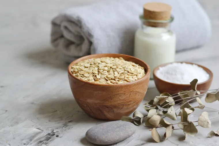 Nutricionistica Lovisa Nilsson rekla je za The Sun: &quot;Zobena kaša ima sposobnost smirivanja jakih opeklina od sunca&quot;. Dr. Nisith Sheth za BBC je rekao: &quot;Zobene pahuljice dobro su poznate po tome što smanjuju upalu, a nalaze se u nekim komercijalnim markama za liječenje stvari poput ekcema, zbog svojih protuupalnih učinaka&quot;.