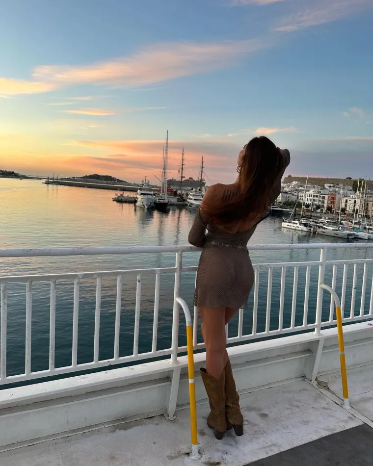 Prvo je pokazala bujni dekolte, pa mreže zapalila prozirnom haljinom: 'Bezočno laže onaj tko kaže da nije zumirao'