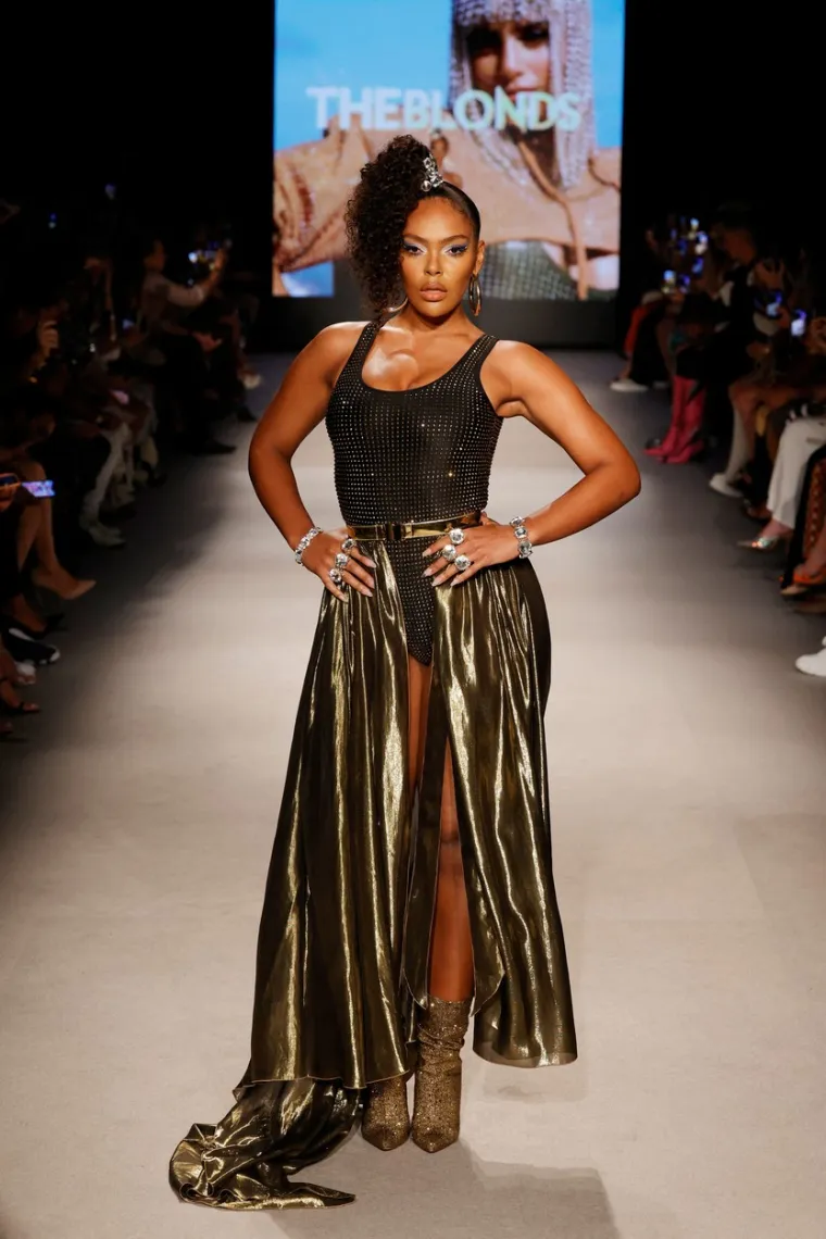 Drago kamenje, Teletubbiesi, visoki prorezi i ubojiti dekoltei: Preplanule ljepotice u badićima kakve svijet jo&scaron; nije vidio!