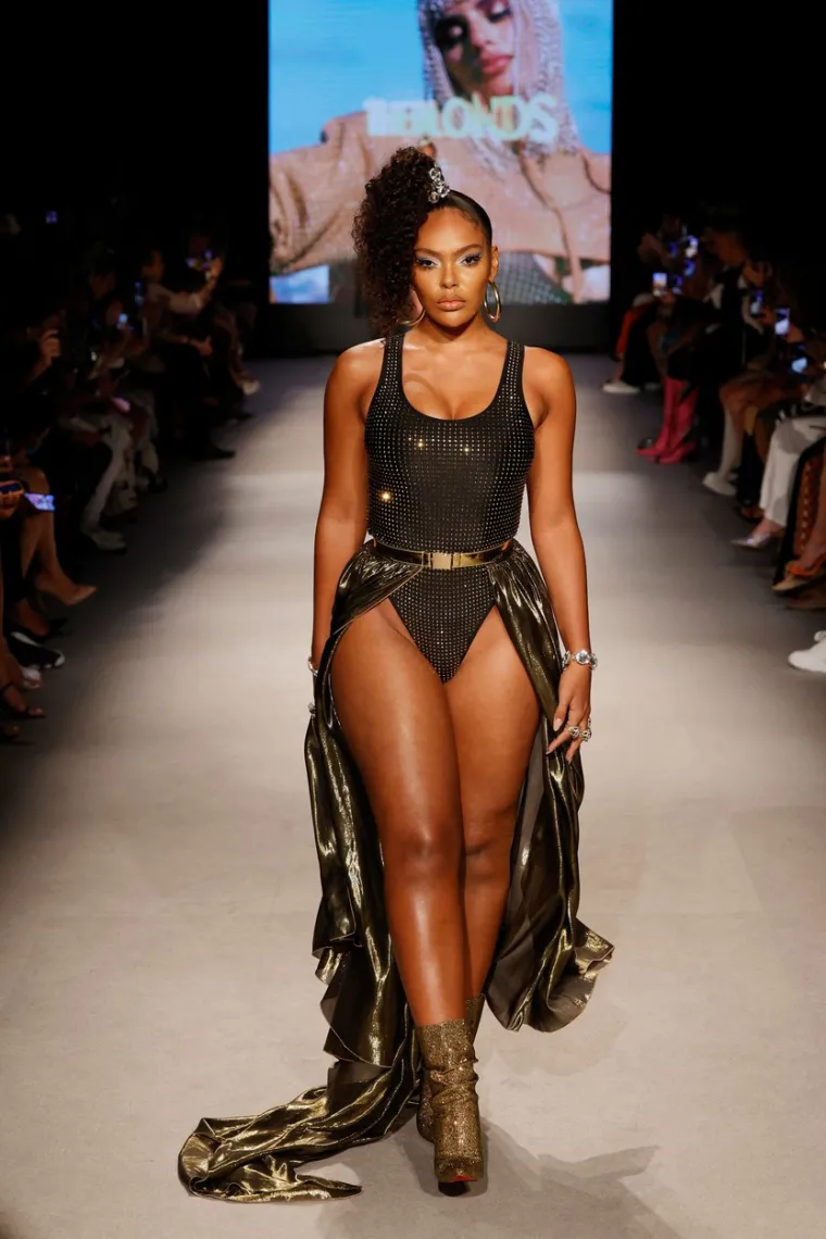 Drago kamenje, Teletubbiesi, visoki prorezi i ubojiti dekoltei: Preplanule ljepotice u badićima kakve svijet jo&scaron; nije vidio!