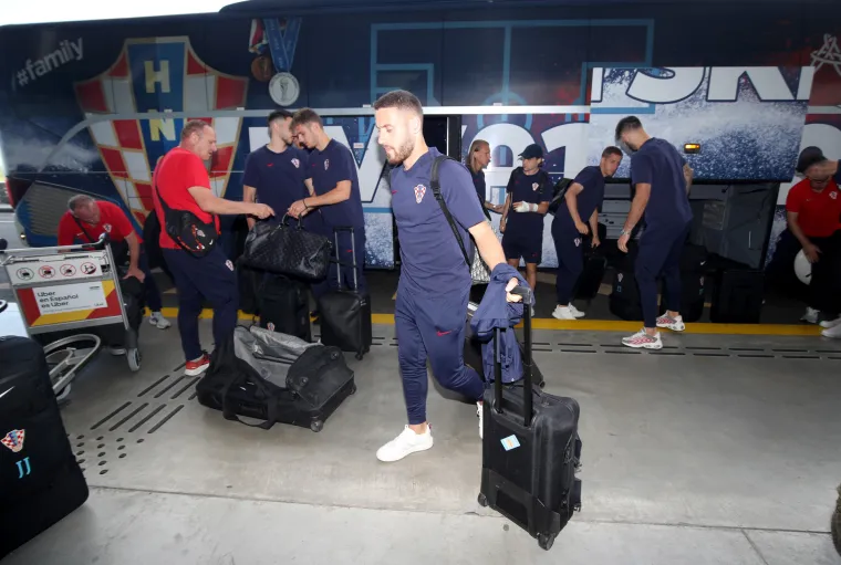 Vatreni otputovali na zavr&scaron;ni turnir Lige nacija: U avion se ukrcao i jako poznati lik na kojega izbornik Dalić nije mogao računati pro&scaron;loga tjedna