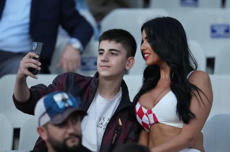 Važne utakmice ne mogu proći bez nje: Najpoznatija navijačica Ivana Knoll mamila uzdahe na stadionu u Istanbulu