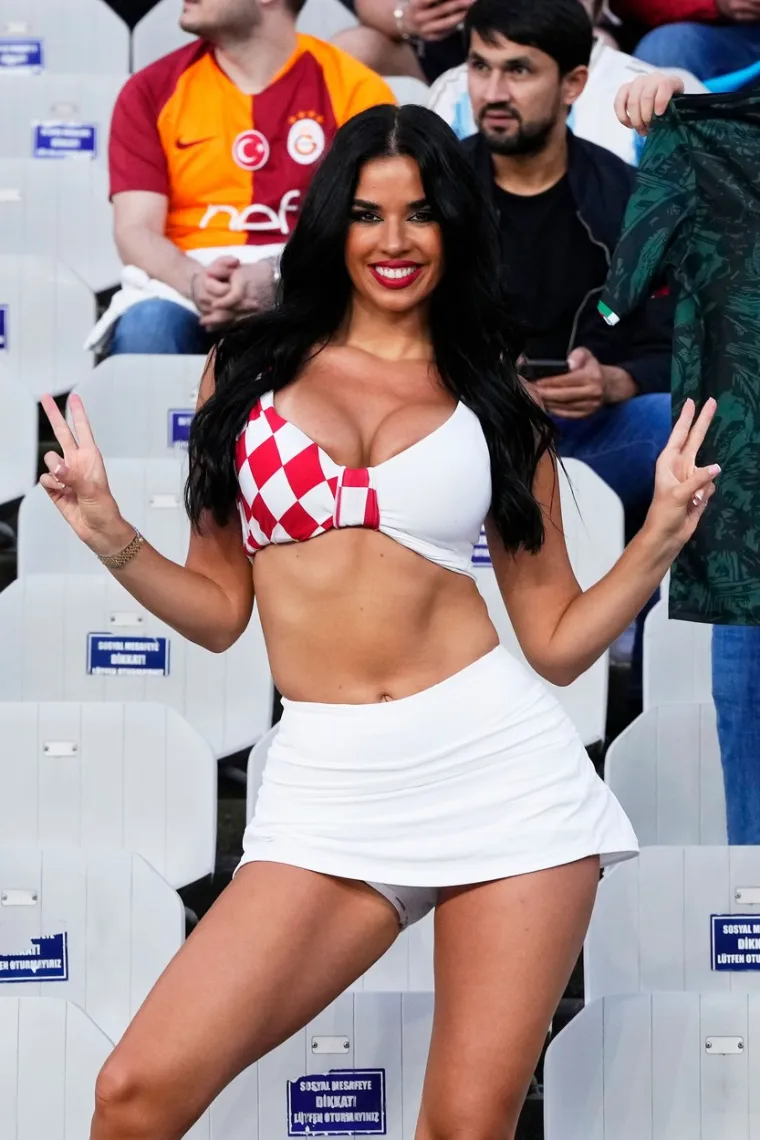 Važne utakmice ne mogu proći bez nje: Najpoznatija navijačica Ivana Knoll mamila uzdahe na stadionu u Istanbulu