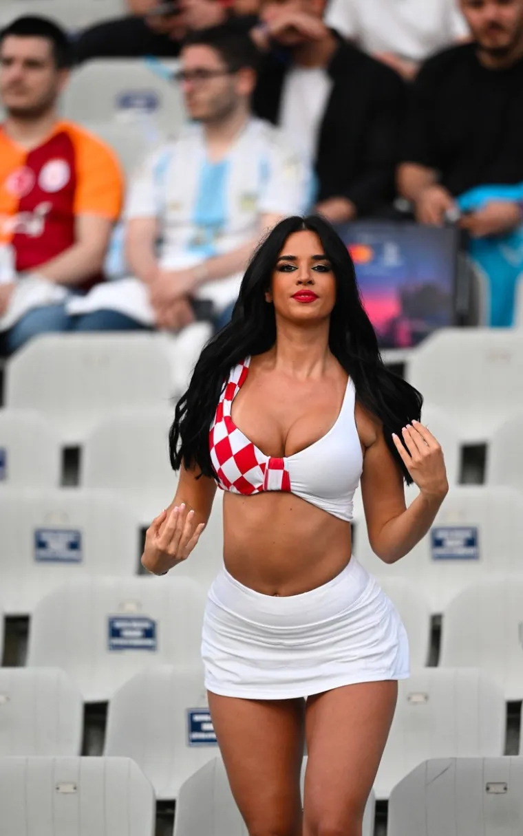 Važne utakmice ne mogu proći bez nje: Najpoznatija navijačica Ivana Knoll mamila uzdahe na stadionu u Istanbulu