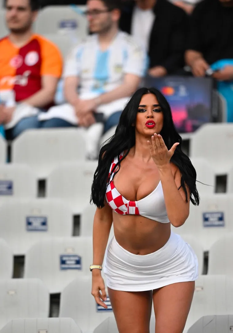 Važne utakmice ne mogu proći bez nje: Najpoznatija navijačica Ivana Knoll mamila uzdahe na stadionu u Istanbulu
