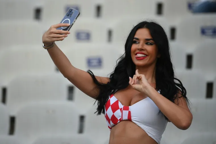 Važne utakmice ne mogu proći bez nje: Najpoznatija navijačica Ivana Knoll mamila uzdahe na stadionu u Istanbulu