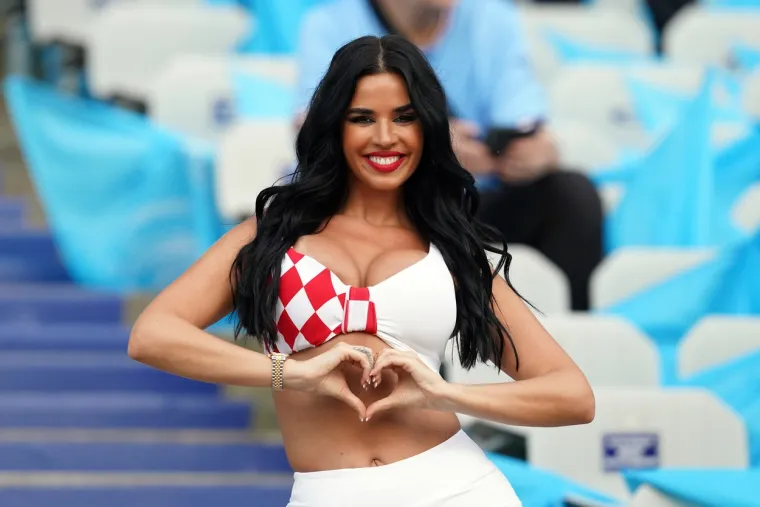 Važne utakmice ne mogu proći bez nje: Najpoznatija navijačica Ivana Knoll mamila uzdahe na stadionu u Istanbulu
