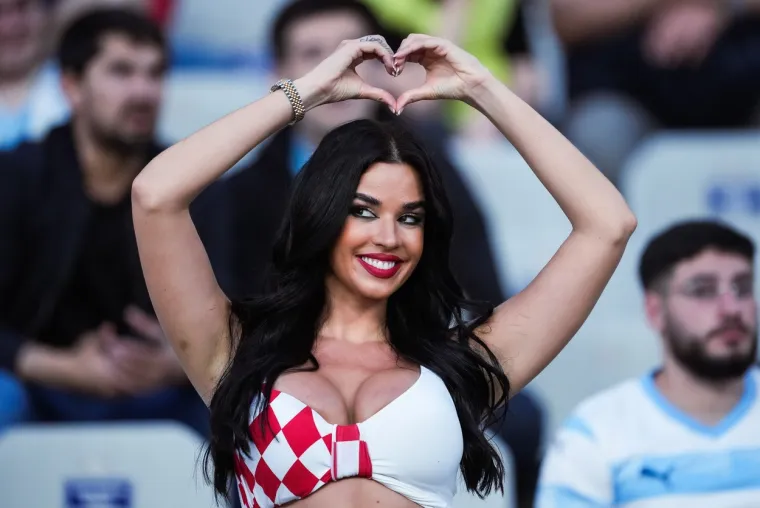 Važne utakmice ne mogu proći bez nje: Najpoznatija navijačica Ivana Knoll mamila uzdahe na stadionu u Istanbulu