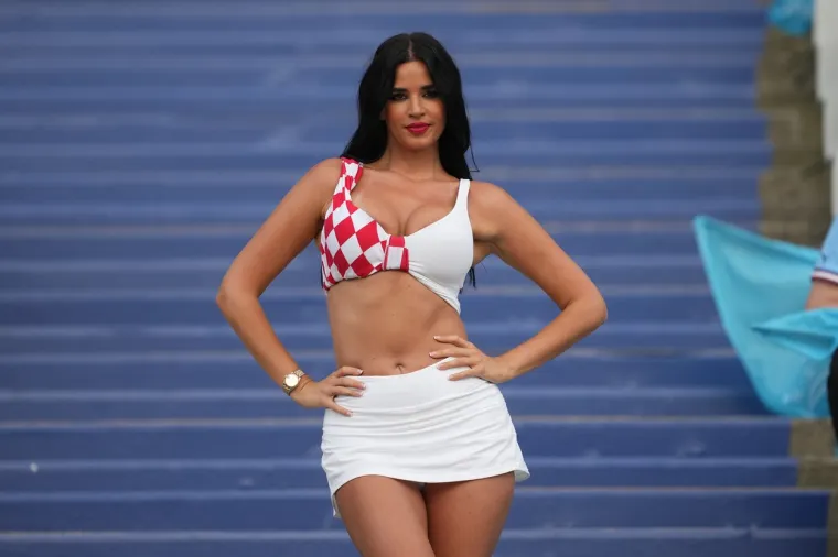 Važne utakmice ne mogu proći bez nje: Najpoznatija navijačica Ivana Knoll mamila uzdahe na stadionu u Istanbulu