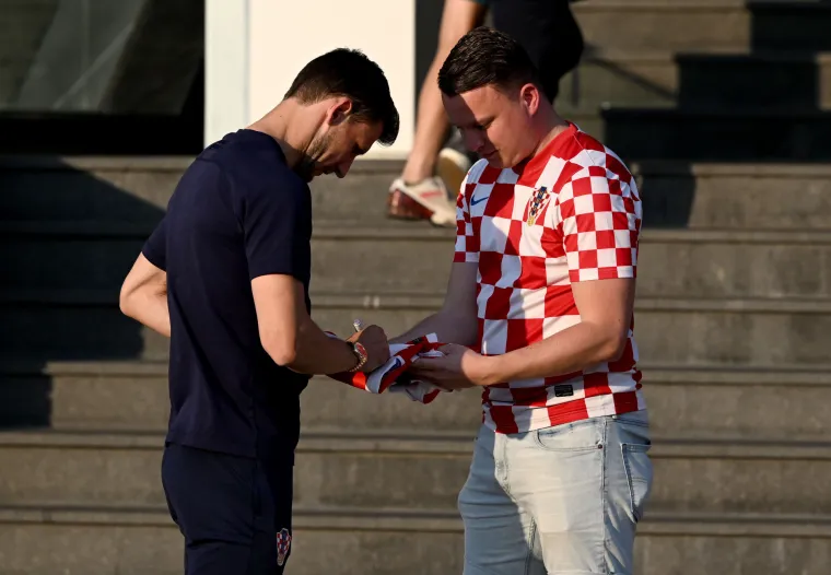 Hrvatski reprezentativci u Nizozemskoj imali poseban doček, na terasi njihovog hotela snimljen je sin Zdravka Mamića