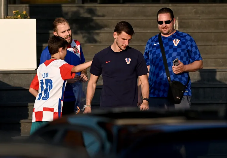 Hrvatski reprezentativci u Nizozemskoj imali poseban doček, na terasi njihovog hotela snimljen je sin Zdravka Mamića