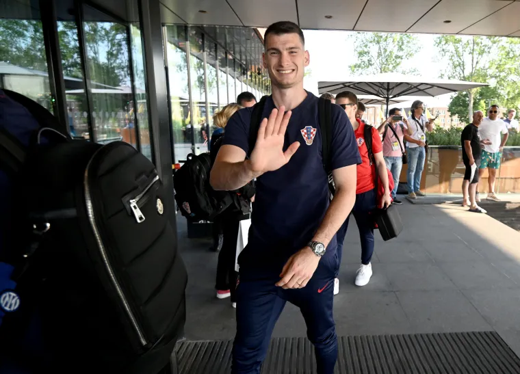 Hrvatski reprezentativci u Nizozemskoj imali poseban doček, na terasi njihovog hotela snimljen je sin Zdravka Mamića