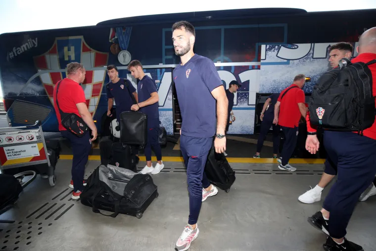Hrvatski reprezentativci u Nizozemskoj imali poseban doček, na terasi njihovog hotela snimljen je sin Zdravka Mamića