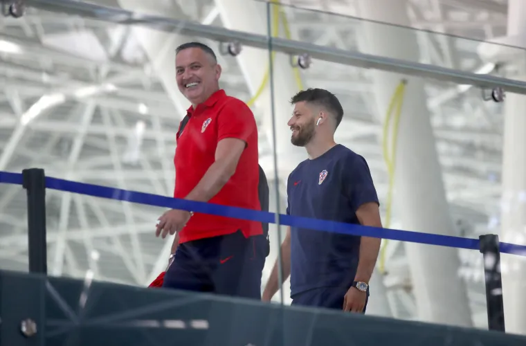 Hrvatski reprezentativci u Nizozemskoj imali poseban doček, na terasi njihovog hotela snimljen je sin Zdravka Mamića