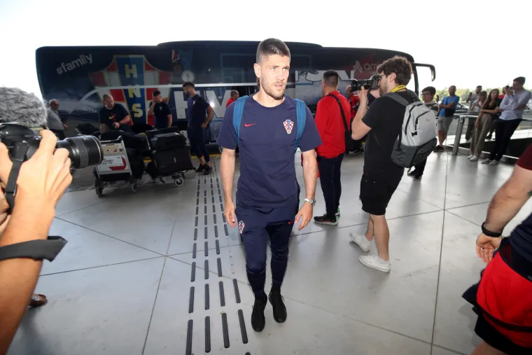 Hrvatski reprezentativci u Nizozemskoj imali poseban doček, na terasi njihovog hotela snimljen je sin Zdravka Mamića