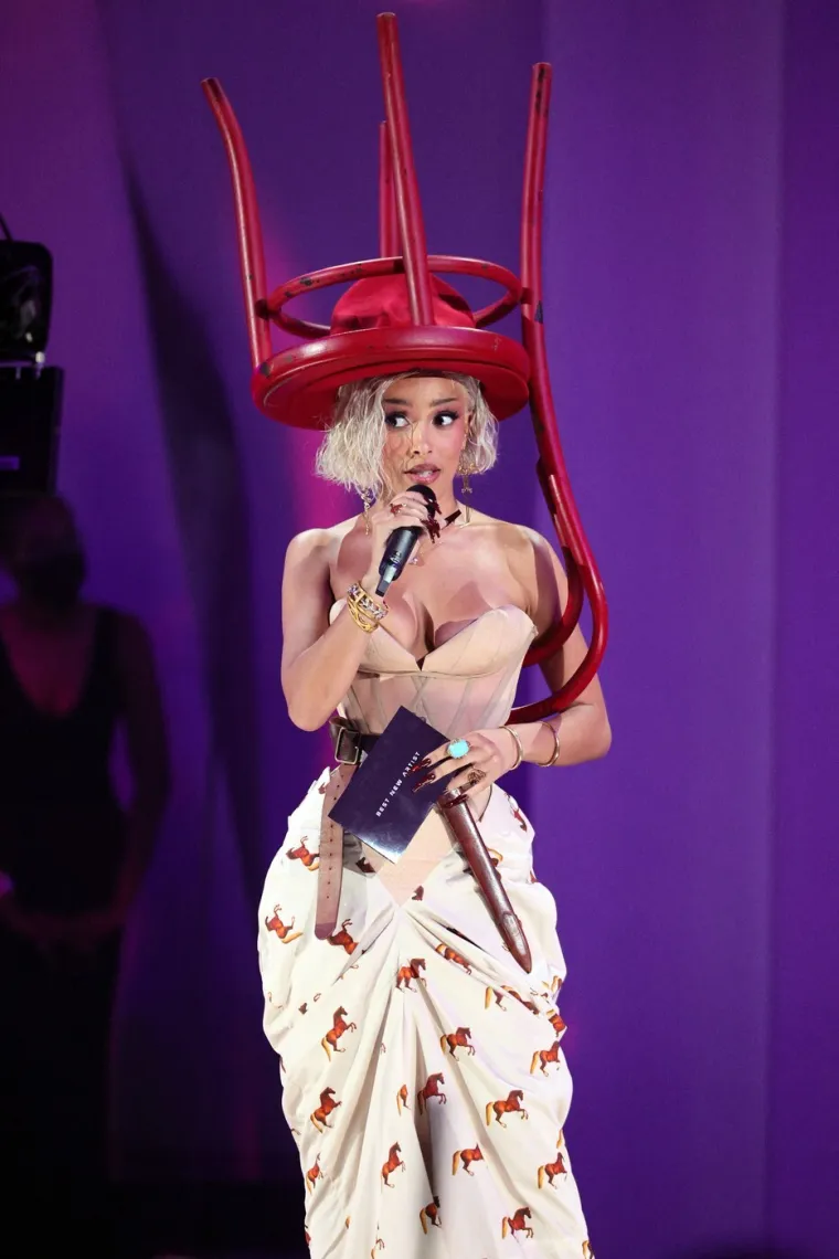 Slavna reperica &scaron;okirala rezultatima plastičnih operacija, skinula se u bikini i pokazala sve: 'Grudi su mi...'