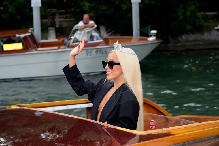 Slavna reperica &scaron;okirala rezultatima plastičnih operacija, skinula se u bikini i pokazala sve: 'Grudi su mi...'