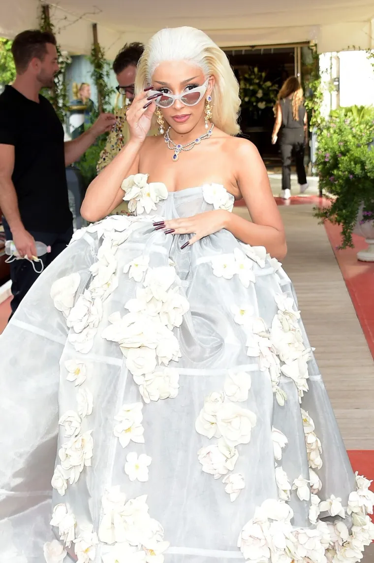 Slavna reperica &scaron;okirala rezultatima plastičnih operacija, skinula se u bikini i pokazala sve: 'Grudi su mi...'