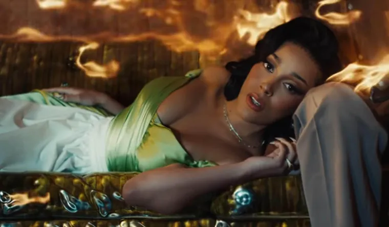 Slavna reperica &scaron;okirala rezultatima plastičnih operacija, skinula se u bikini i pokazala sve: 'Grudi su mi...'